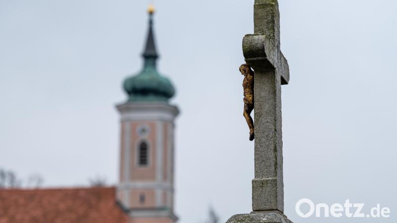 Arbeit unterm Kirchturm und im Zeichen des Kreuzes Symbolbild: Armin Weigel