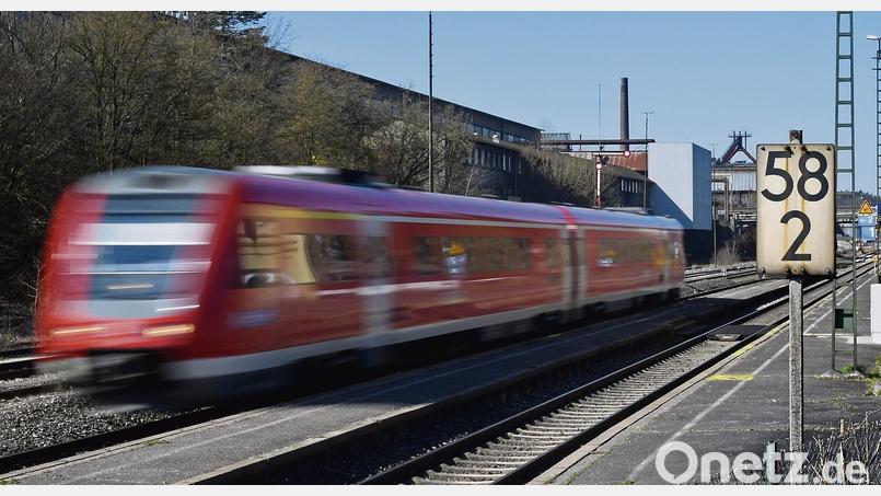 In Etzenricht rauscht der Regionalexpress ab dem Sommer ohne Stopp vorbei. Symbolbild: Petra Hartl