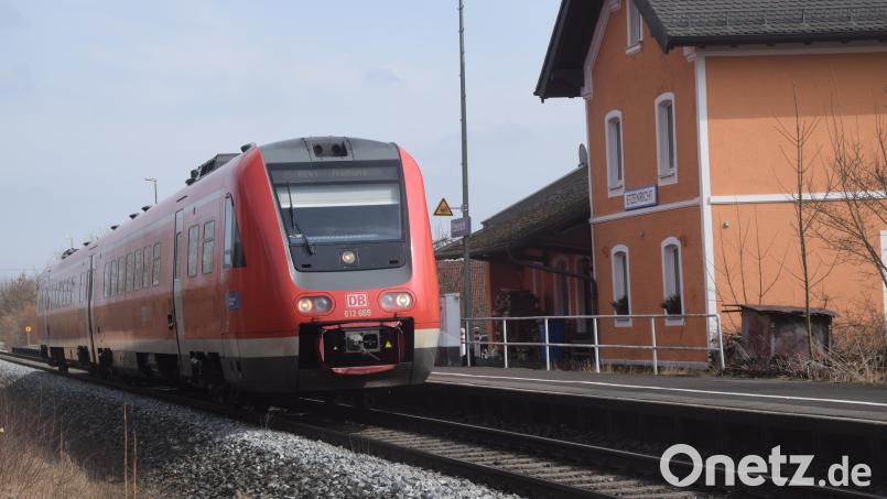 Haltepunkt Etzenricht. Noch hält zweimal am Tag ein Zug in Richtung Nürnberg Mit dem Fahrplanwechsel am 12. Juni beendet die Bahn diesen Service. 150 Jahre Bahngeschichte gehen damit zu Ende. Bild: fz
