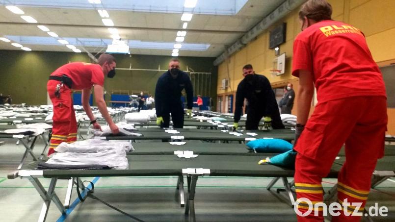 Der Aufbau erfolgte am Donnerstag ab 16.30 Uhr. In dieser Szene packten jeweils zwei Mitglieder der DLRG und der Feuerwehr gemeinsam an, um die Betten aufzubauen. Auch Decken und Kissen wurden platziert. Bild: tk