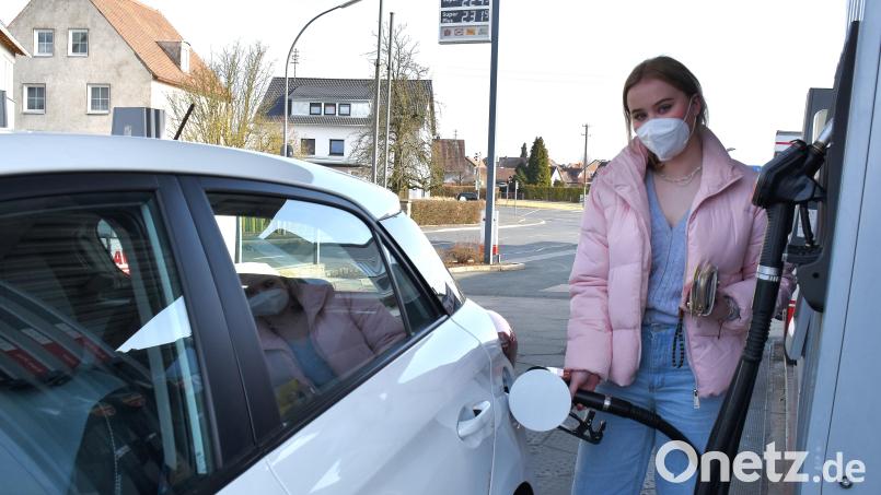 Elisabeth Eckleben ist aus Thüringen. Wenn sie von Wiesau nach Hause und dann wieder zurück fährt, ist eine Tankfüllung für 70 Euro futsch. Bild: ubb