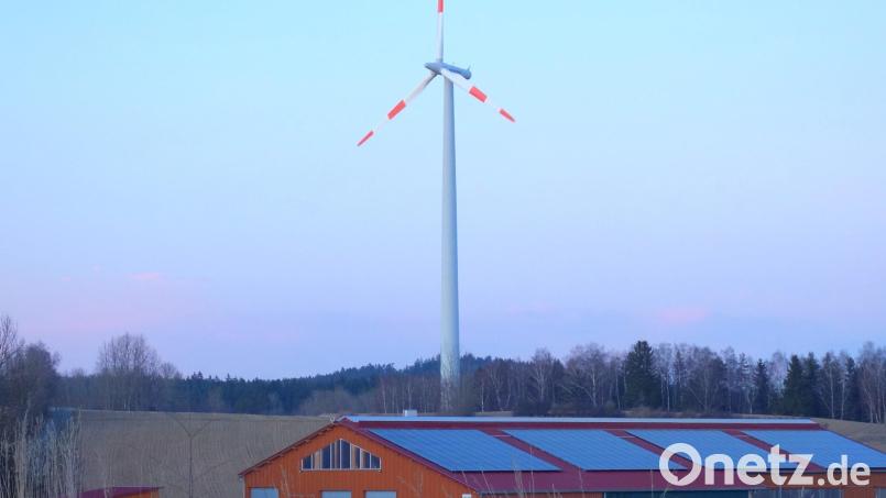 Während die Windräder in Waidhaus in den Hintergrund rücken, wächst die Förderung privater Dachanlagen mit Stromspeichern zum vollen Erfolg. Bild: fjo