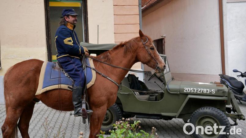 Der Staffellauf von Eslarn nach Hostoun und vor Ort Reiter mit amerikanischen Uniformen und Jeeps erinnern an die Rettung der Lipizzaner-Pferde. Bild: gz