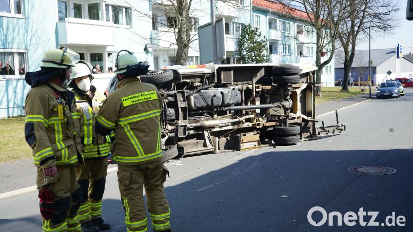 Zu einem Unfall mit einem Sanka kam es am Sonntag in Marktredwitz. Infolge der Kollision mit einem Auto kippte der Rettungswagen zur Seite. Bild: abi