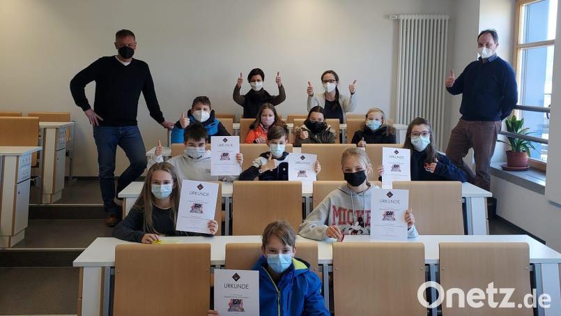 Bei einer kleinen Feierstunde im Biologiesaal des Johann-Andreas-Schmeller-Gymnasiums Nabburg überreichte Schulleiter Christian Schwab (links) den erfolgreichen Schülern die Urkunden sowie Sachpreise und lobte ihren großen Forschungseifer. Bild: Iris Hösl/exb