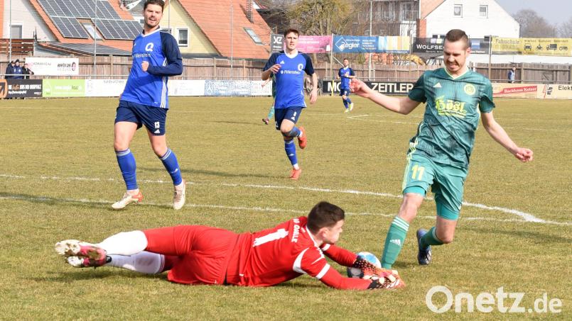 Rückkehrer Marco Kießling (rechts) kommt in dieser Szene einen Schritt zu spät gegen Quelle-Keeper Alexander Skowronek. Die Stiftländer kamen auf dem eigenen Platz nicht über ein 2:2 hinaus- Bild: gb