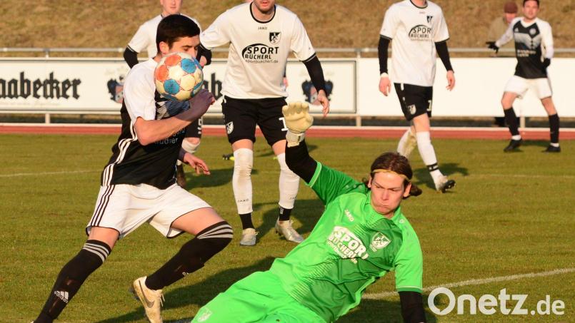 Schwarzenfelds Torwart Felix Hofmann (grünes Trikot) zeigte gegen die SG Chambtal einige gute Paraden. Bild: ham
