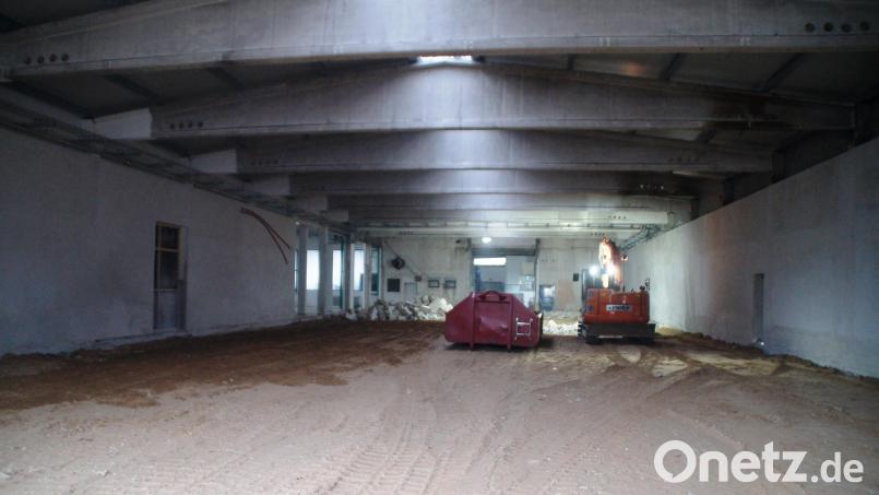 Bei Bauarbeiten in dieser Halle in Bruck wurde unter dem Fundament ein Knochen gefunden. Bild: sir