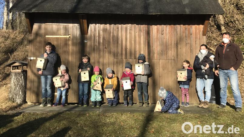 Stolz präsentierten die Kinder ihre Nistkästen. Mit im Bild Kristin und Peter Hochmuth (rechts). Bild: FGV Waldershof/exb