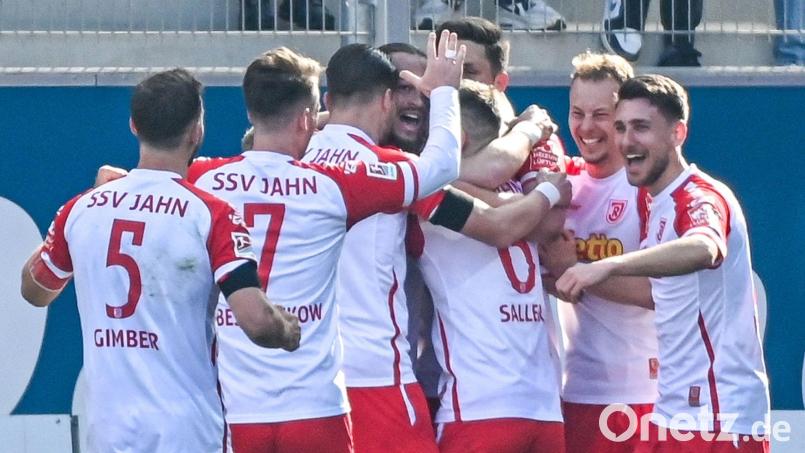 Die Mannschaft von Regensburg jubelt nach dem Treffer zum 1:0. Bild: Armin Weigel/dpa