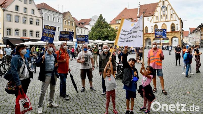 Alt und Jung demonstrierten beim letzten vorsichtigen und kleinen Klimastreik im August 2021 auf dem Amberger Marktplatz gegen den Klimawandel. Am Freitag, 25. März, soll in der Amberger Altstadt der nächste Klimastreik stattfinden. Bild: roa