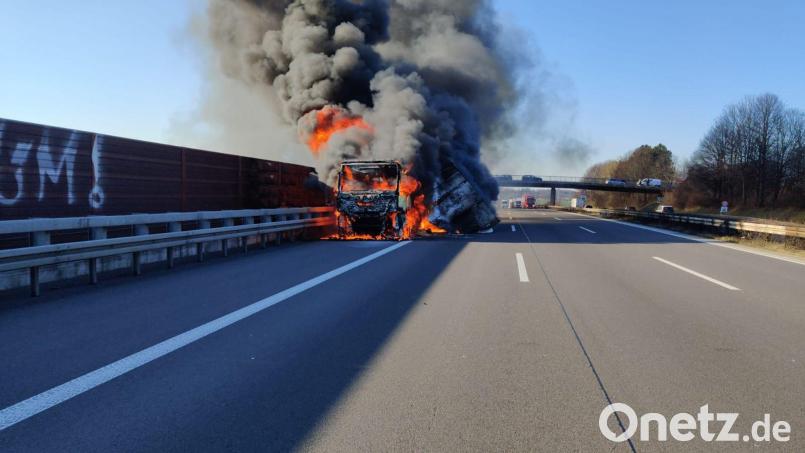 Ein Lastwagen steht brennend auf der A3. Bild: Feuerwehr Sankt Augustin/dpa/Symbolbild