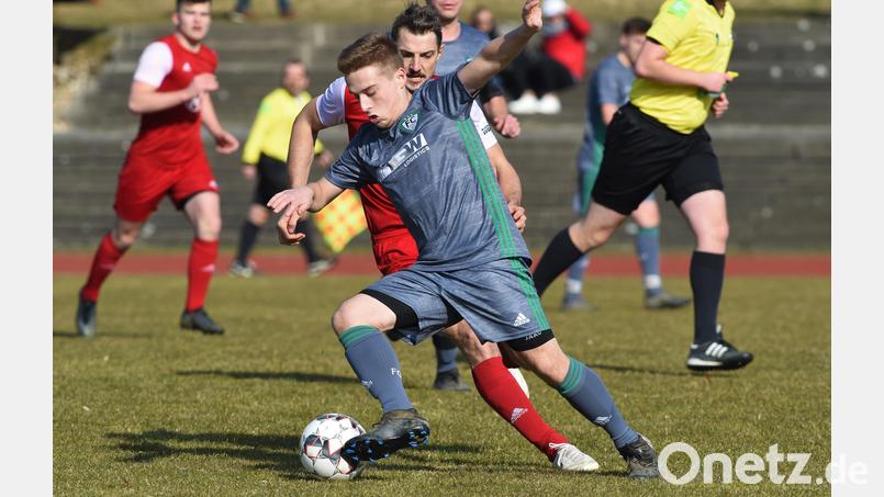 OVI-Teunz' Kilian Fischer (vorne) versucht, sich gegen Sebastian Dobmayer zu behaupten. Doch aufgrund einer Leistungssteigerung nach der Pause setzte sich die SpVgg Vohenstrauß im Aufsteigerduell am Ende deutlich durch. Bild: Büttner, Gerhard