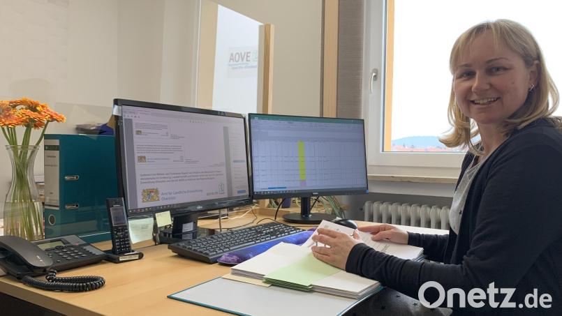 Sabine Weber von der AOVE-Geschäftsstelle erfasst die eingereichten Projektanträge. Bild: Katja Stiegler
