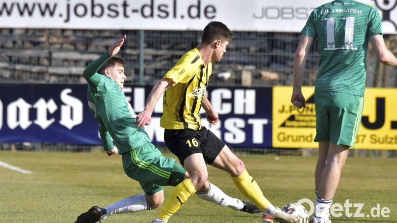 Einen Tick zu spät an den Ball kommt in dieser Szene Marcel Kaiser (links) von der DJK Ammerthal gegen Mario Kufner (Mitte) von der DJK Vilzing, während Lukas Dotzler (rechts) von der DJK Ammerthal Beobachter der Szene ist. Bild: Hubert Ziegler