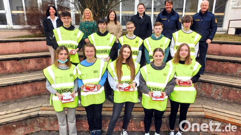 Marion Vogel, Marina Bucher, Marina Kindsvater, Christian Porsch, Thomas Förster und Olaf Heber (hintere Reihe von links) sparten nicht mit Dank und Lob für die unbezahlbare Arbeit der Lotsen. Bild: hai