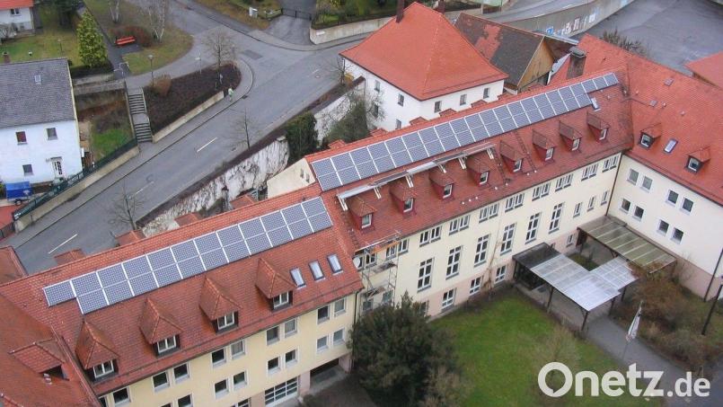Auf dem Dach des Klosters in Ensdorf ist bereits seit 2007 eine PV Anlage installiert. Bild: Jürgen Zach, Kloster Ensdorf/exb