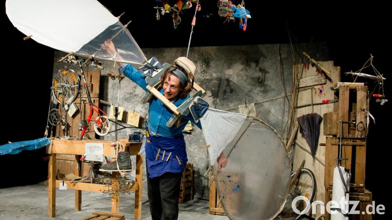 Das Ding soll fliegen? Wir werden es beim Amberger Kindertheaterfestival erfahren. Bild: Theater Patati-Patata/exb