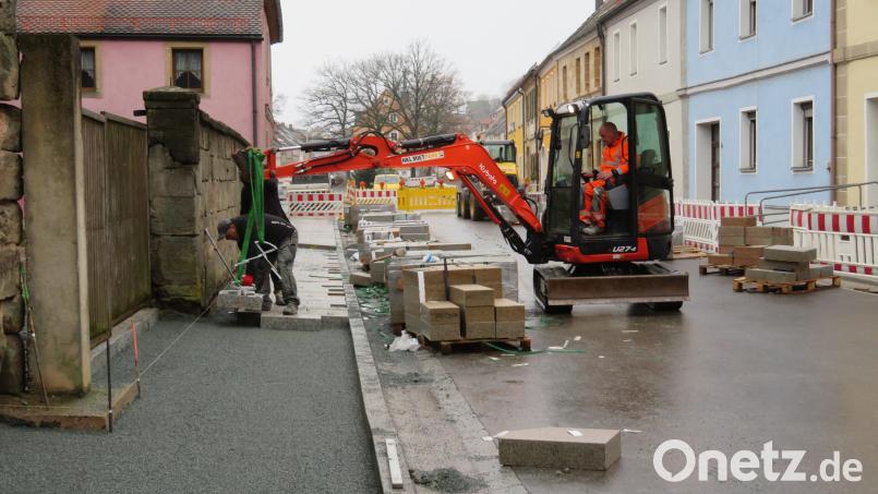 Schon im vergangenen Herbst war die Durchfahrt in Neustadt am Kulm wegen Pflasterarbeiten gesperrt. Nun müssen sich Autofahrer schon wieder auf eine Sperrung einstellen. Archivbild: ow