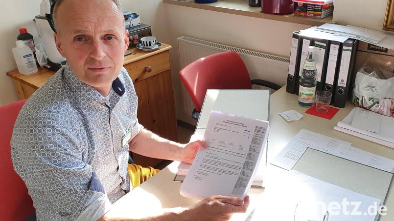 Heimleiter Carsten Fischer hält den Prüfbericht des vergangenen Jahres in die Kamera. 120 Seiten hat der Medizinische Dienst im Juli 2021 verfasst. Bild: Lowak