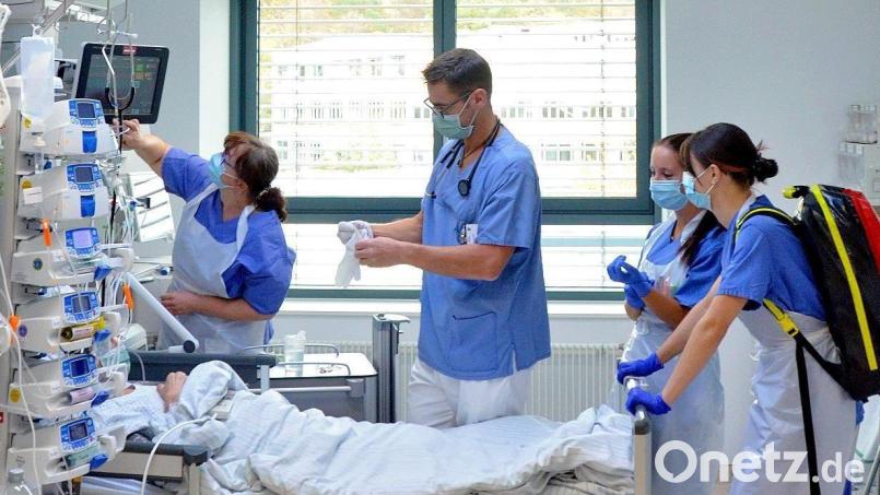 Ein absoluter Aufnahmestopp lag in den vergangenen Tagen im Krankenhaus St. Barbara Schwandorf zwar nicht vor. Trotzdem sieht sich die Klinik aktuell an ihrer Kapazitätsgrenze angelangt und immer wieder gezwungen, sich bei der Integrierten Rettungsleitstelle auf Zeit von der stationären Versorgung abzumelden. Archivbild: Seitz