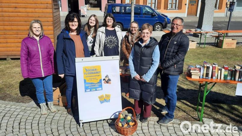 Das Büchereiteam um Gisela Kreisel (Zweite von links) spendet den Erlös des Büchereiflohmarkts an das Ukrainische Rote Kreuz. Der Gewerbering mit Ulrike Schmidt (Vierte von links) und Doris Ermer (Dritte von rechts). Bild: exb