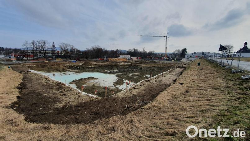 Hier muss noch nicht geheizt werden, aber im Altbau kräftig: Auf der Baustelle für die neue Kemnather Realschule geht es planmäßig voran. Im April sollen die Rohbauarbeiten beginnen. Bild: kaz
