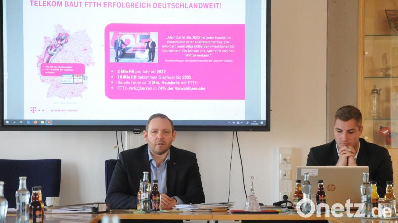 Enrico Delfino (links) und Maximilian Schulz (rechts) stellen den geplanten Glasfaserausbau in Altenstadt/WN vor. Bild: bey