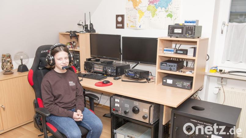 Frederike Dötsch, ist die jüngste Funkamateurin Deutschlands mit der A-Lizenz. Die 13-Jährige stammt aus einer amateurfunkverrückten Familie und ist seit zwei Jahren vom Funk-Virus befallen. Bild: Michael Doetsch/exb