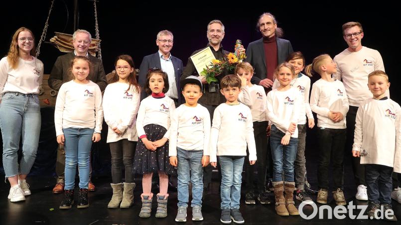 Die Kinderjury übernimmt schon einmal die Regentschaft über die Bühne im Amberger Stadttheater. Die Erwachsenen inklusive des Siegers von 2021, Bernd Linde mit seinem Stück Musik-Piraten (hinten, mit Urkunde), freuen sich mit. Bild: Wolfgang Steinbacher