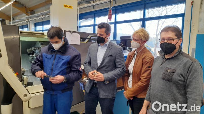Bürgermeister Rudolf Teplitzky und Geschäftsführerin Margit Gerber informieren sich in der Metallabteilung der Naab-Werkstätten Oberviechtach Bild: Naab-Werkstätten Oberviechtach/exb