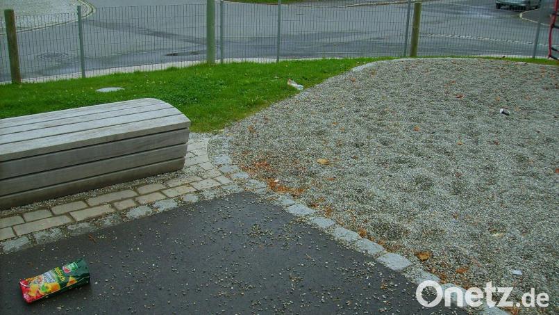 Als Spielwiesen müssen der Schulstraßen-Spielplatz (Bild) und der Dietl-Park leider auch für verantwortungslose Zeitgenossen herhalten - und nicht immer bleibt es bei der weggeworfenen Chipstüte oder Getränkedose. Ob die Stadt die Vandalen mittels Kameraüberwachung dingfest machen soll, entscheidet der Stadtrat in seiner nächsten Sitzung. Bild: bjp