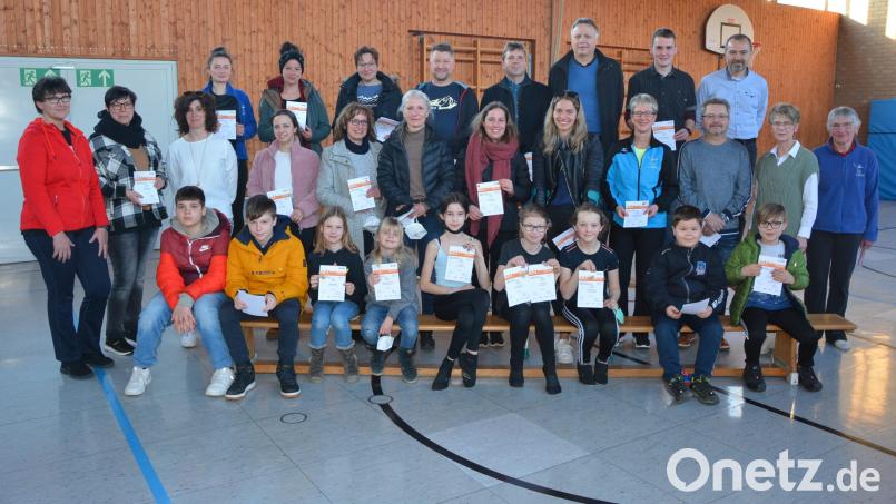 35 Sportabzeichen überreichte jetzt der TSV Pechbrunn-Groschlattengrün. Erfolgreichste Sportlerin ist Frieda Vogelhuber (stehend, rechts), die zum 25. Mal das Sportabzeichen in Gold erwarb. Allen Teilnehmern gratulierten Vorsitzende Doris Reiß (stehend, Zweite von rechts) und Oberturnwartin Uta Habedank (stehend, links). Bild: jr