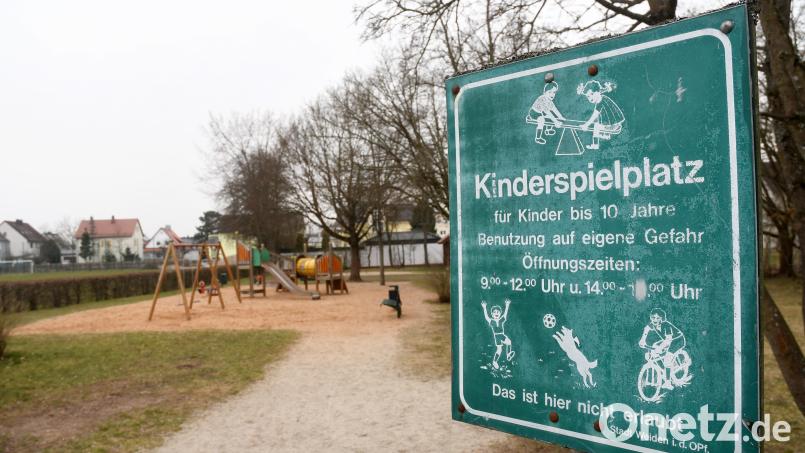 Der Spielplatz in der Fichtestraße ist, wie 14 weitere Spielplätze im Stadtgebiet von Weiden, im Winter geschlossen. Das ist unter anderem dem fehlenden Personal für die regelmäßigen Kontrollen geschuldet. Bild: Gabi Schönberger