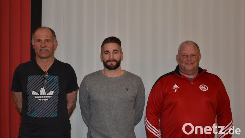 Auf dem Bild von links: Neukirchens Vize Siegfried Witzel, der neue Trainer Christian Ringler und Vorsitzender und Abteilungsleiter Fußball Joachim Thümmler.
_______________________________________________________ Bild: Privat/exb