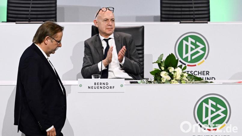Auch wenn es auf diesem Bild so aussieht, aber der neue DFB-Präsident Bernd Neuendorf (rechts) hat die Abwahl Rainer Kochs aus dem DFB-Präsidium nicht beklatscht. Bild: Federico Gambarini/dpa