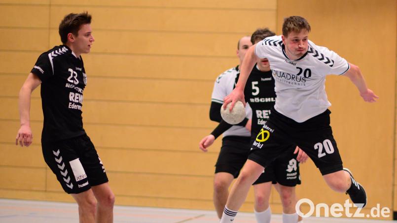 Sebastian Hausner (weißes Trikot) und die BOL-Herren der HSG Nabburg-Schwarzenfeld kassierten erneut eine Heimpleite. Bild: ham