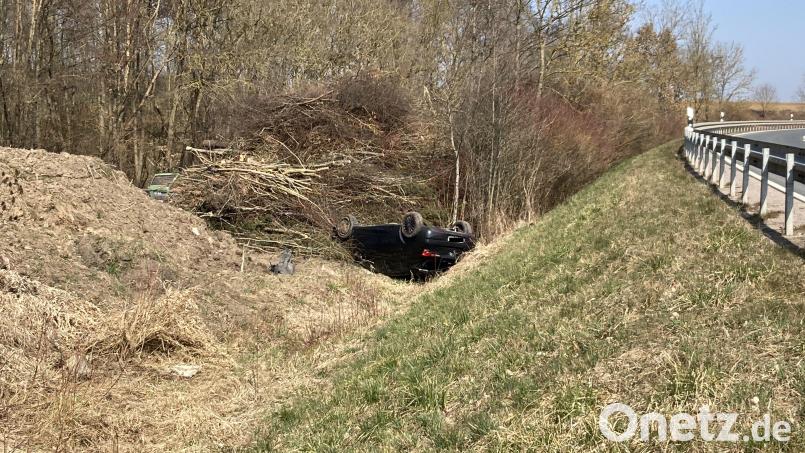 Unfall bei Gebenbach. Eine 20-Jährige war am Sonntag um 11 Uhr mit ihrem Opel Astra von der Straße abgekommen. Bild: Polizeiinspektion Sulzbach-Rosenberg