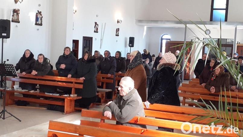 Wie in vielen Kirchen in der Ukraine beten die im Ort verbliebenen Senioren auch in den Klosterkirchen der Franziskaner-Minoriten der Ordensprovinz Krakau um Hilfe und den baldigen Frieden. Bild: Stanislaw Kawa/exb
