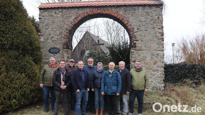Der neue Vorstand (von links): Stadtrat Roland Kraft, Johann Hermann, Gerhard Eismann, der neue Vorsitzende Micheal Bayer-Schmidt, Kreisrat Gerhard Steiner, Regina Kuhnle, Kreisrat Karl Meier, Stadtrat Hermann Schmid und Hans-Peter Krücken Bild: adj