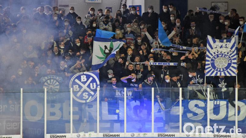 Im ersten Match gegen Erfurt (Bild) haben die Fans der Blue Devils ihre Mannschaft großartig angefeuert. Diese Unterstützung ist auch im dritten Spiel am Dienstag nötig. Bild: Gebert