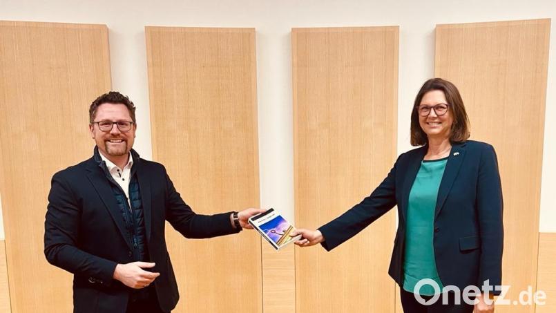 Eine der ersten Ausgaben seines neuen Krimis überreicht der Landtagsabgeordnete Gerhard Hopp am Dienstag an Landtagspräsidentin Ilse Aigner. Bild: Josef Widmann