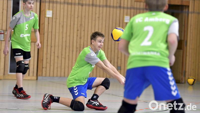 Lionel Schaller vom VC Amberg bei der Ballannahme, beobachtet von seinen Mannschaftskameraden Lukas Franz (links) und Ben Kühnert (rechts). Bild: Hubert Ziegler