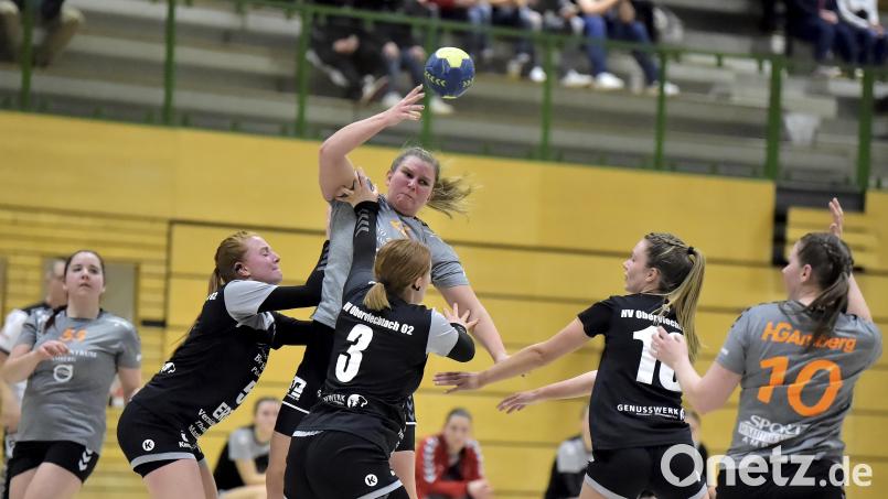 Franziska Karl von der HG Amberg (hinten) wird von den Oberviechtacherinnen Magdalena Streit, Marie Streit und Carina Hausner (von links) beim Torwurf gestört. Bild: Hubert Ziegler