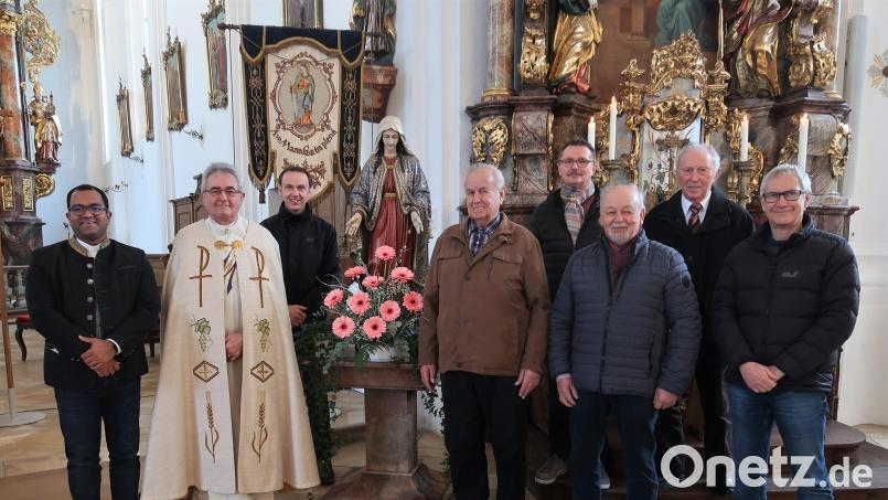 Beim Festkonvent der Marianischen Männerkongregation in der Vilsecker Kirche werden treue Sodalen geehrt (von links): Pater Robin Xavier, Diakon Dieter Gerstacker, Kirchenpfleger Thomas Pröls, Johann Höser (70 Jahre Mitgliedschaft), Karl Ruppert (50), Johann Zeitler (60), Heinrich Englhardt (65) und Gerhard Kederer (40). Bild: rha