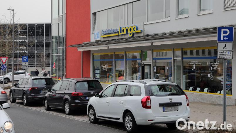 An dieser Stelle der Emailfabrikstraße/Ecke Marienstraße in Amberg gibt es nun drei Behindertenparkplätze. Bild: Wolfgang Steinbacher