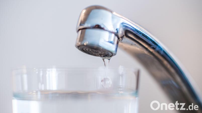 Wasser kommt den Nabburgern teurer zu stehen, desgleichen die Abwasserbeseitigung. Der Schlüssel liegt in der Vergangenheit und der Zukunft. Die Stadt verdient daran nichts. Symbolbild: Lino Mirgeler/dpa