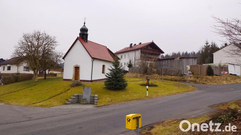 Den nordwestlichen Teil des Baugebiets Steinäcker in Witzlasreuth markiert eine Kapelle. Sie genießt Bestandschutz. Neu gebaut werden dürfte sie nicht mehr. Bild: bkr