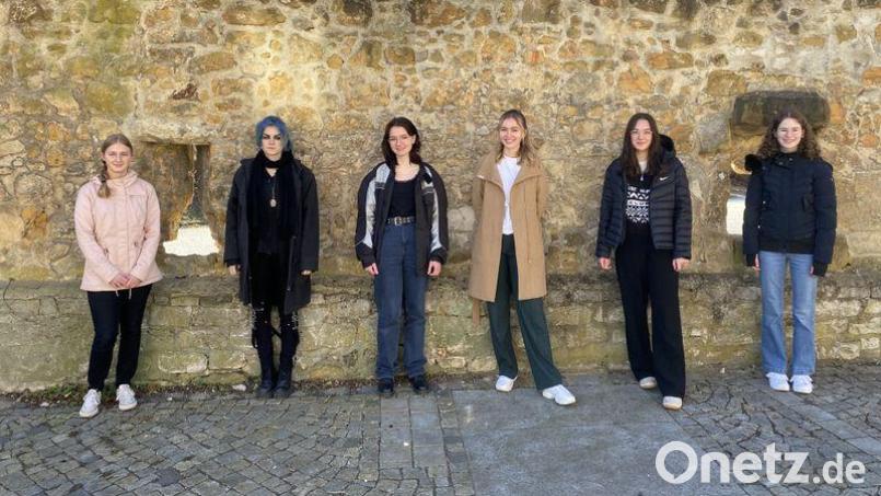 Die Schulsiegerinnen (von links) Antonia Tessmann, Amrei Beha, Floriana Wolfrum, Johanna Bierler, Ella Häusler, Carolin Ruppert, die am Landesentscheid Jugend debattiert teilnehmen dürfen. Bild: Veronika Frenzel MRG/exb