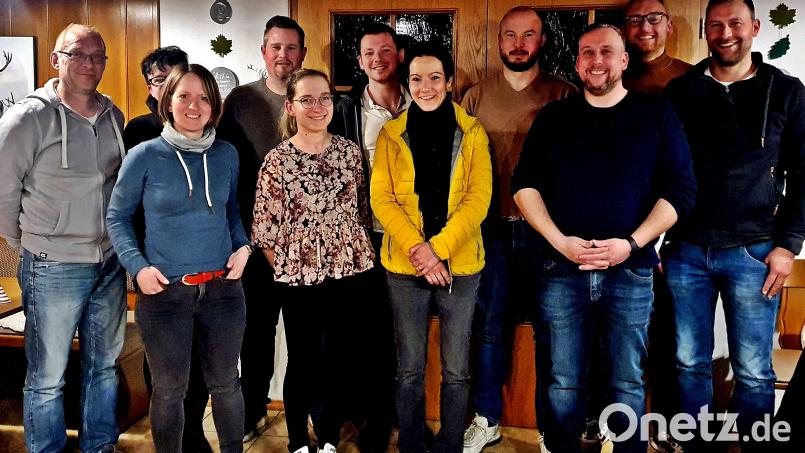 Der Vorstand der Abteilung Tennis beim VfB Rothenstadt für die nächsten zwei Jahre: (von links) Michael Arnold, Sabine Arnold, Nicole Käß, Franz Hirnet, Anna Schramek, Johannes Pöllmann, Katja Gradl, Florian Häusler, Daniel Troidl, Christian Schraml und Simon Lochmüller. Bild: R. Kreuzer
